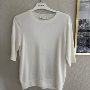 Vit stickad tröja från Kappahl - Snygg vit stickad tröja från Kappahl i storlek M. Tröjan har rund halsringning och trekvartsärm, vilket ger en chill och clean look. Perfekt att matcha med jeans eller kjol för en enkel och fräsch stil. Materialet är mjukt och skönt. 