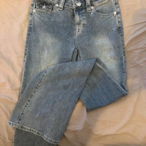 True Religion Becca Bootcut Jeans 26 - True Religion Jeans.  ”Becca mid rise bootcut”  STORLEK 26   Dom är använda fåtal gånger och i perfekt skick. Pris kan diskuteras vid snabb affär! 