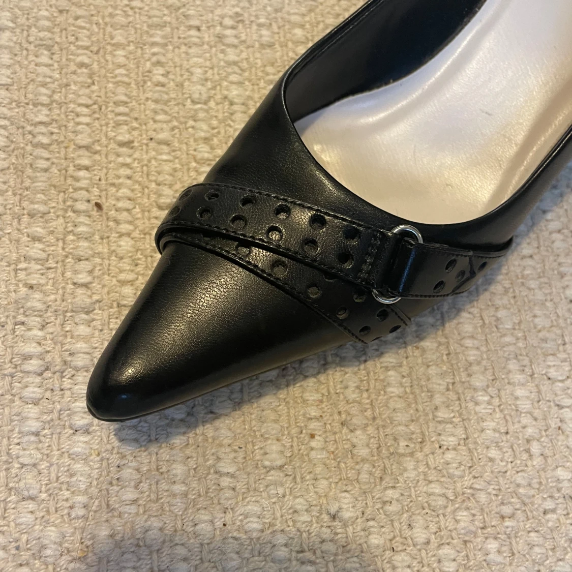 Svarta, spetsiga kitten heels med spänne - 2