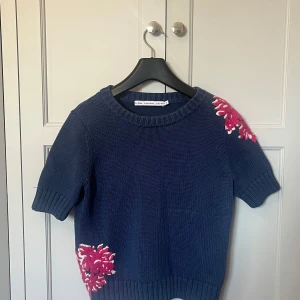 Stickad söt tröja från &other stories  - Verkligen jättefin och kvaliteten känns jättebra och tröjan har inga defekter! Skriv om ni har några frågor🌸