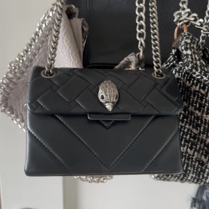 kurt geiger väska - säljer min knappt använda kurt geiger väska som jag fick i födelsedagspresent i år 💓säljer på grund av att jag ej använder den, nästan nyskick !! 💞