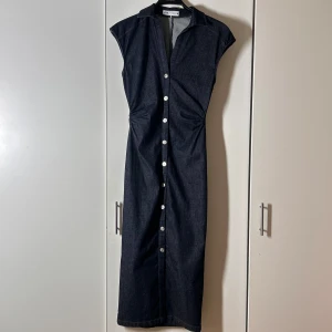 Jeansklänning Zara - Använd en gång, storlek xs. Normal o storleken. Köp sker via köp nu, jag postar inom 24h. Kvar tills markerad såld 