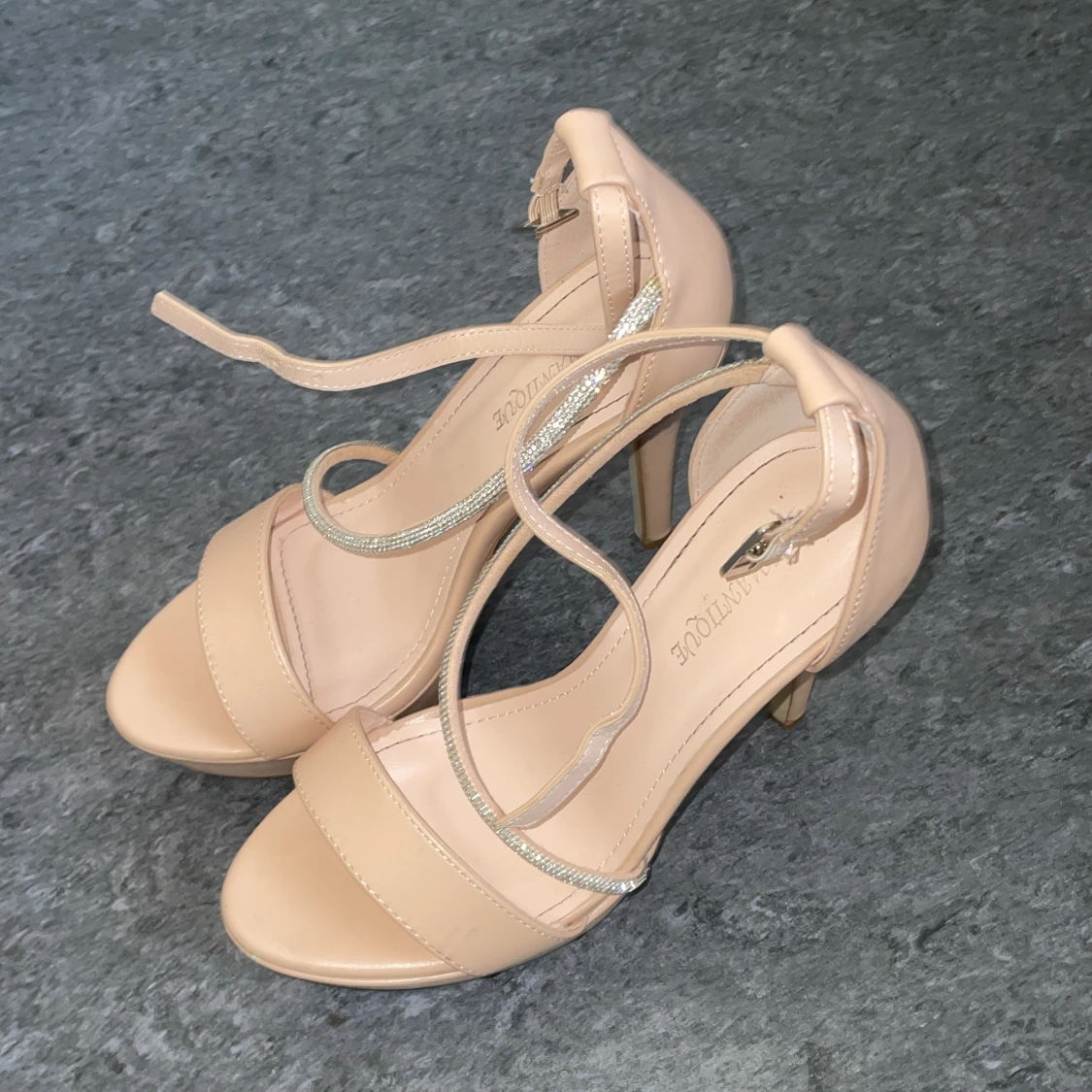 Nude klackar med glitter  - 2