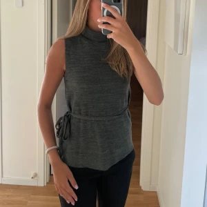 Underbar väst - Det mest perfekta höstplagget! Har velat använda denna såå många ggr men har tyvärr aldrig gjort det, så nu hoppas jag den kan få användning hos någon annan. Färgen är typ grön/brun/grå (?) Strl S