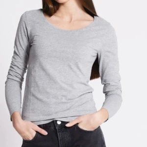 Grå långärmad tröja - Säljer en grå långärmad tröja från Lager157. Perfekt nu till hösten, säljer eftersom den inte kommer till användning. Säljer en likadan fast i mörkblått i storlek Xs.