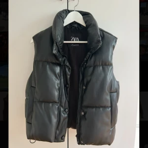 Svart väst - Dunväst från Zara. Passar både till stickat eller hoodie. Dragsko längst ner, perfekt till hösten😍