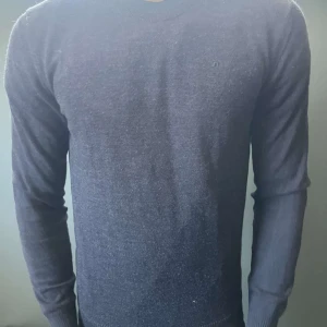 Mörkblå stickad tröja J.Lindeberg  - Mörkblå tröja från J.Lindeberg med loggan på bröstet