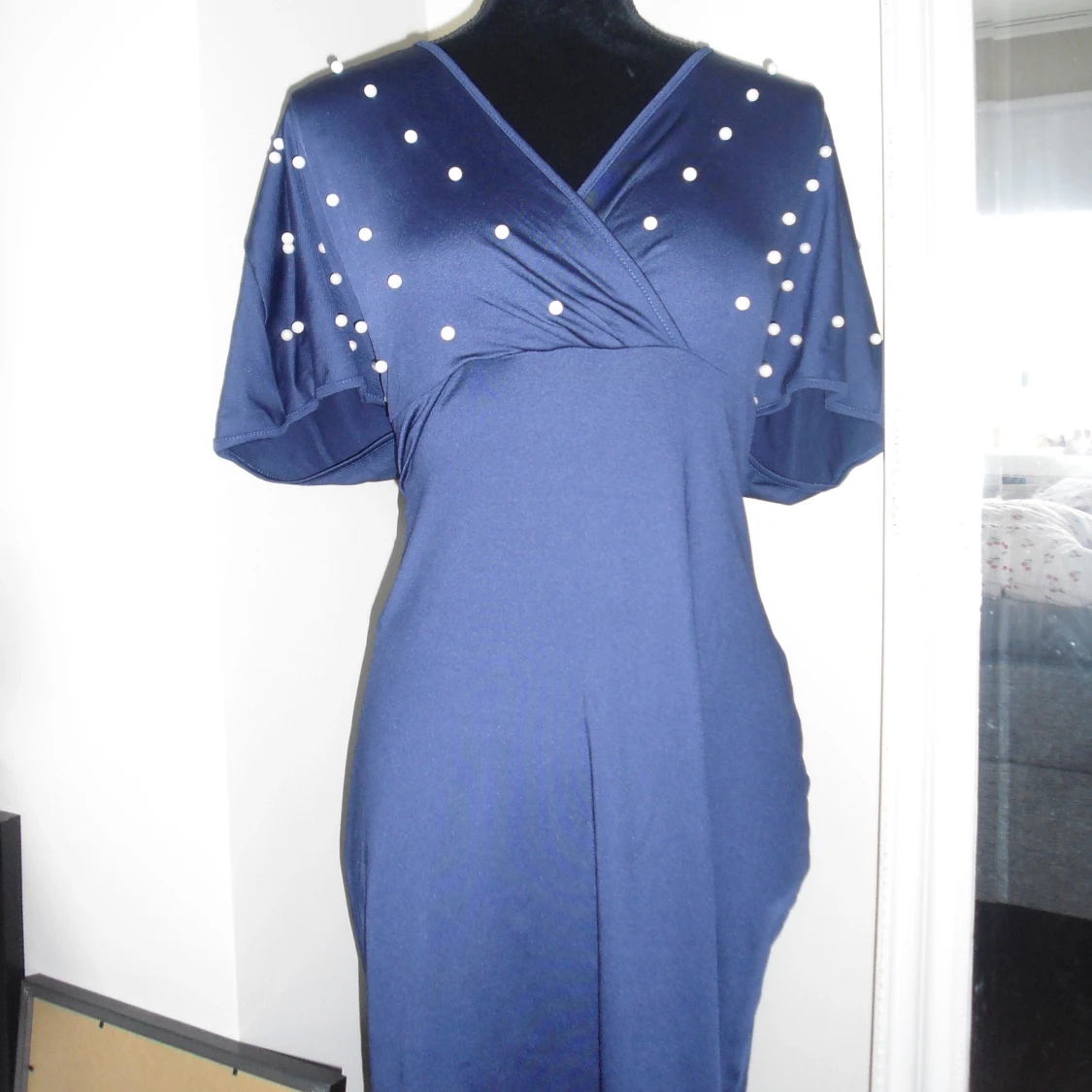 Marinblå omlottklänning med pärlor - 3