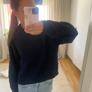 Mörkblå stickad tröja - Mysig mörkblå stickad tröja, perfekt nu till hösten! 💗💗