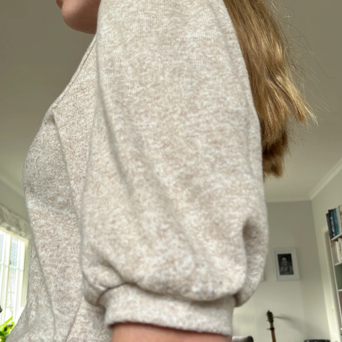 Beige stickad tröja med puffärm - 2