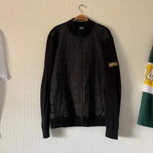 Barbour Cardigan - Säljer en Barbour jacka som är perfekt nu till hösten för dig som vill både vara varm men även snygg. Sällan använd inga tecken på användning. Ordinarie pris 1999kr vårt pris 1349kr. Priset är ej skrivet i sten. 