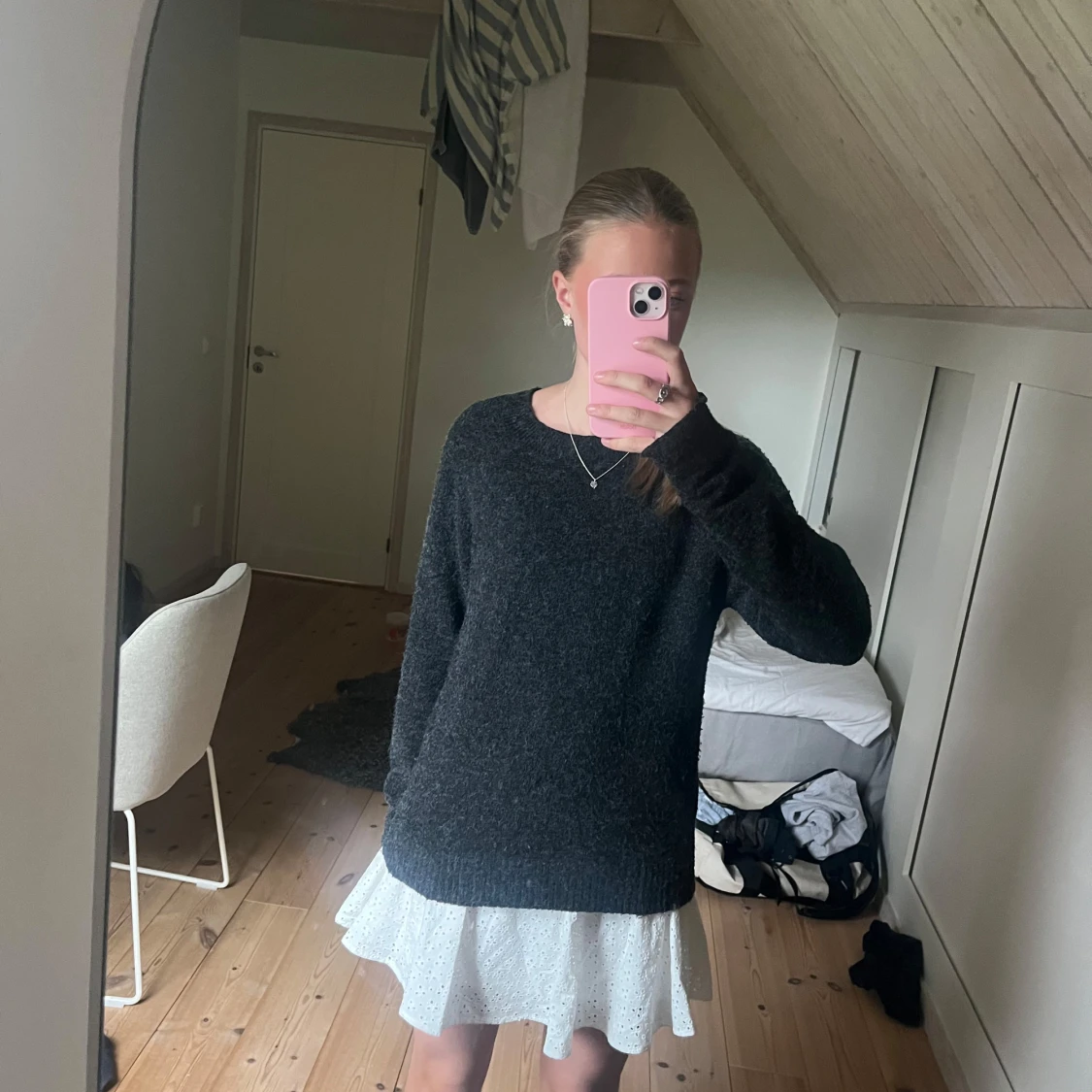 Vit kjol med broderade detaljer