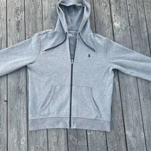 Grå hoodie från Polo Ralph Lauren - Storlek L 👕 Väldigt fint skick ✨ Från Ralph Lauren 🏷️ Grå zip-hoodie ⚪ Broderad Polo-logga 🐎.                                                        Mitt pris 599kr