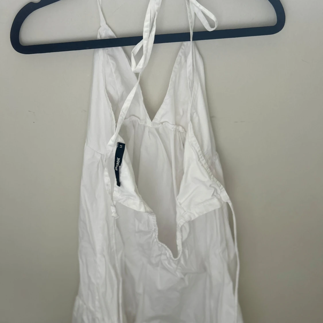 Vit omlottklänning från BikBok - 2