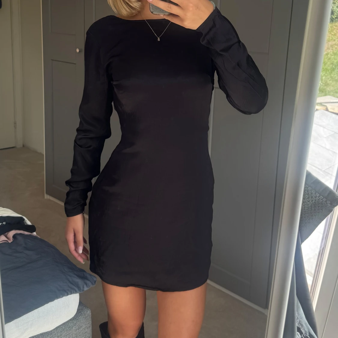 Svart kort klänning med öppen rygg - 1