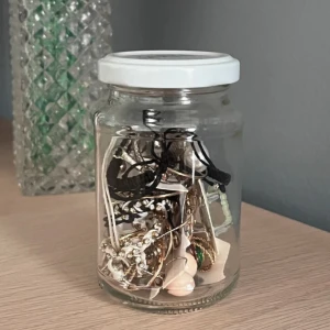 Mystery jewelry jar - Burk fylld med diverse örhängen, ringar och armband! Olika märken bland annat mycket från guldfynd. Guld och silver