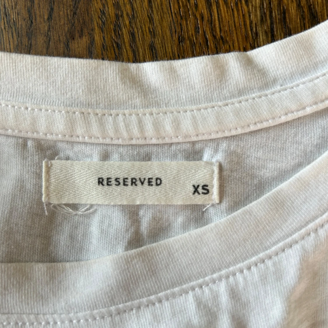 Vit t-shirt med blå print från Reserved - 2