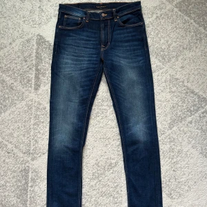 Nudie Jeans - | Snygga mörkblå jeans från Nudie Jeans | jeansen är i mycket bra skick | nypris 1600kr och mitt pris 699kr| hör gärna av er om ni har funderingar!