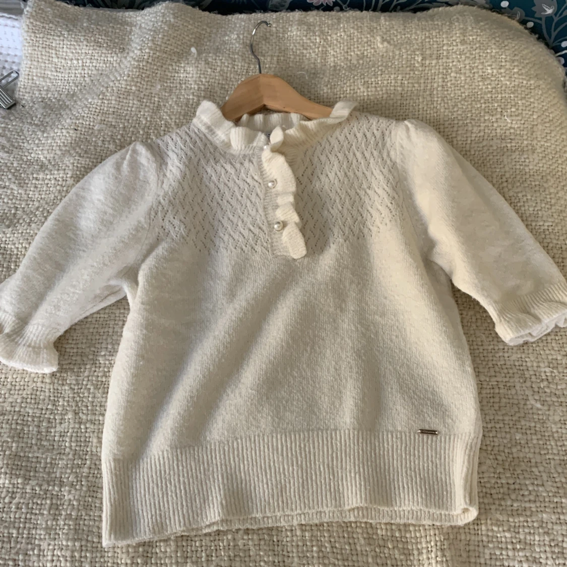 Vit stickad tröja med volang Holly & Whyte - 2