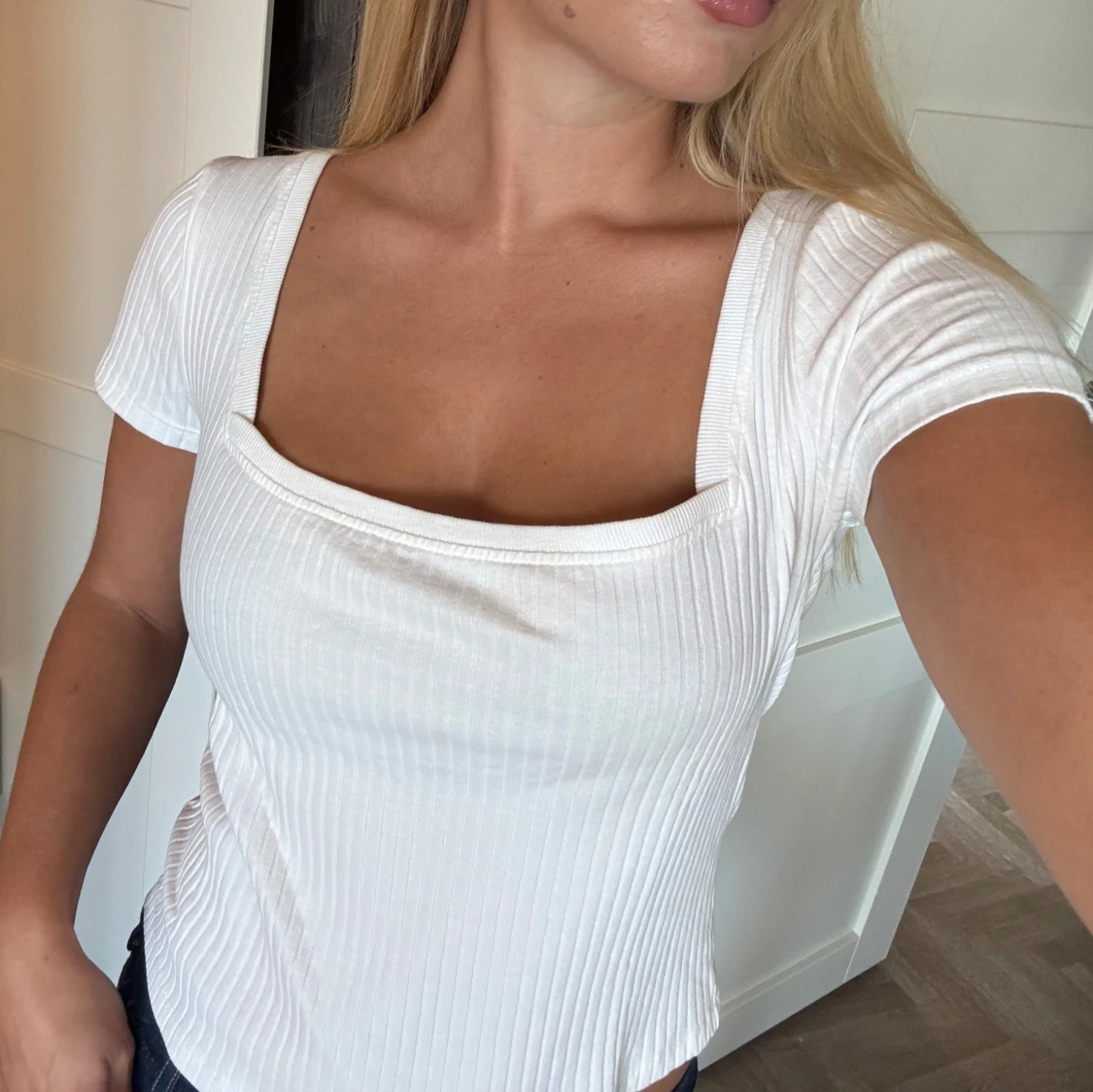 Vit ribbad topp med fyrkantig ringning