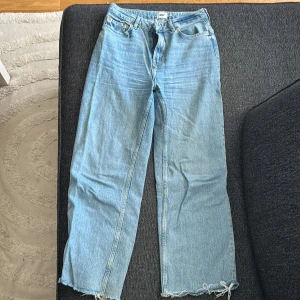Ljusblå jeans - Jeans med klassisk femficksdesign och raka ben från Lager 157 i modellen LANE. Jeansen har råa, fransiga benslut. Tillverkade i robust denim med normal passform och hög midja. 