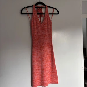 Stickad klänning - Oanvänd stickad klänning med lappen kvar 🧡Nypris: 399 kr