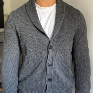 Stickad cardigan  - Säljer den här jätte snygga stickade cardiganen i storlek  M men passar S. Tröjan är snygg och formell och är perfekt nu när det börjar bli lite kallare, priset är inte fast utan kan diskuteras!