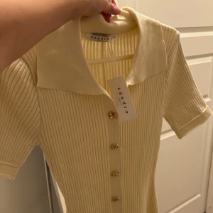 Oanvänd klänning  - S beige