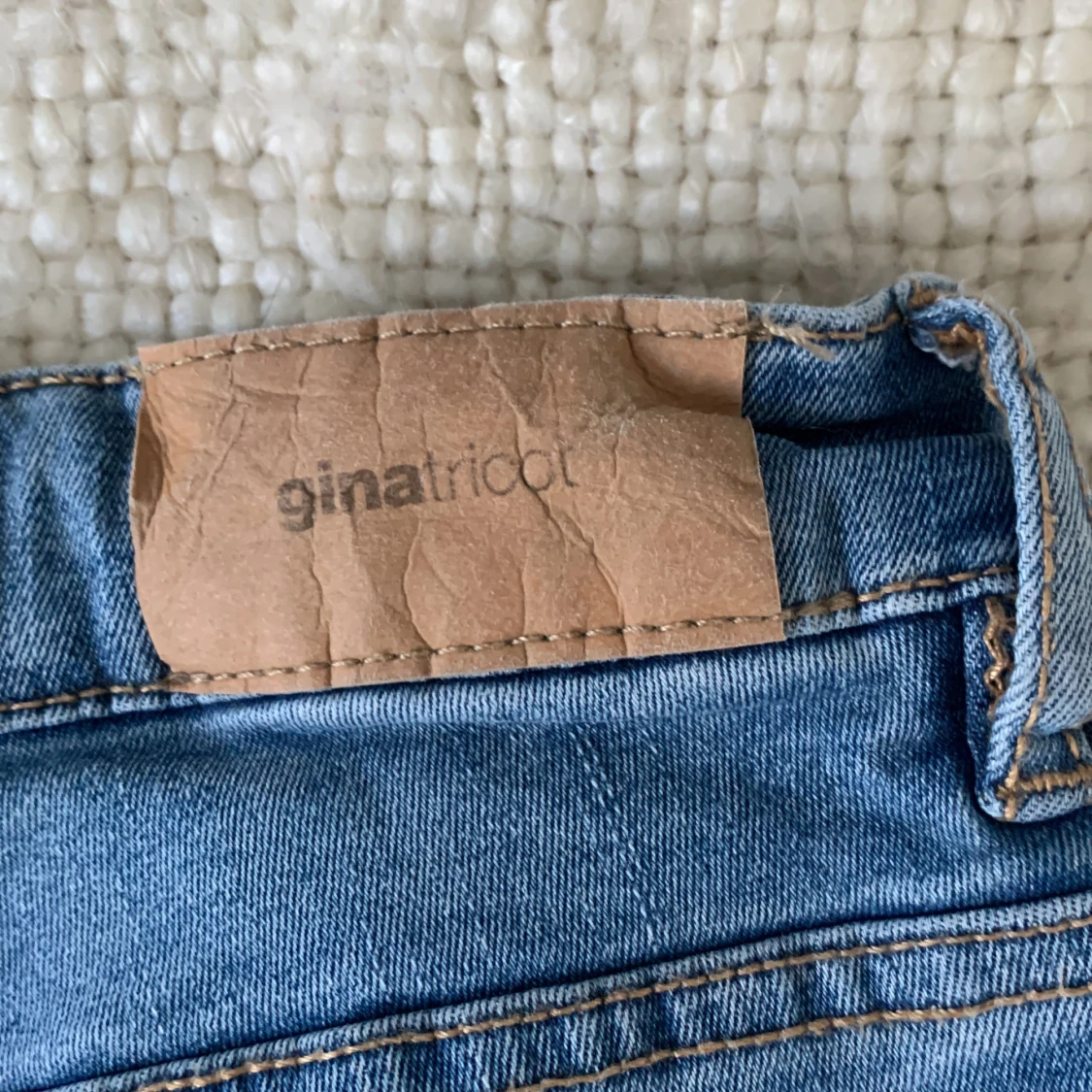 Blå bootcut jeans från Gina Tricot - 4