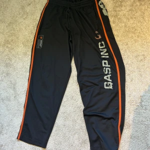 Gasp Byxor Svart/Orange XL - Schysst träningsbyxor från Gasp. Sparsamt använda. Originalpris: 799kr