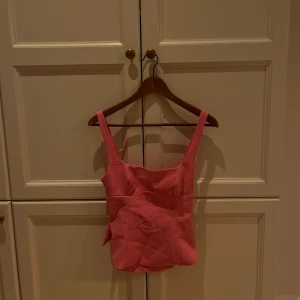 Rosa topp med rosett - Rosa topp från Zara, bara använd en gång pga att jag köpte fel storlek. Skriv för fler bilder 💕💕💕