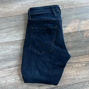 Replay anbass - Feta jeans från replay i modellen anbass, jeansen är i storlek 30:32 och i 10/10 skick då den bara är använda 3 gånger. Hör av dig vid funderingar, pris är diskuterbart!