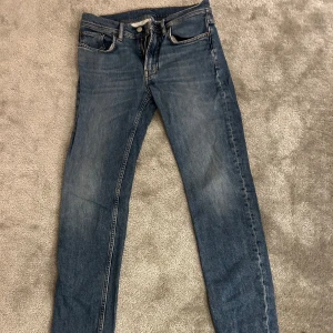Blå jeans från Acne Studios - Snygga blå jeans från Acne Studios med klassisk femficksdesign och raka ben. Jeansen har en normal passform och är tillverkade i bomull. Perfekta för dig som gillar stilrena och tidlösa jeans med en modern touch. Storlek W28 L30