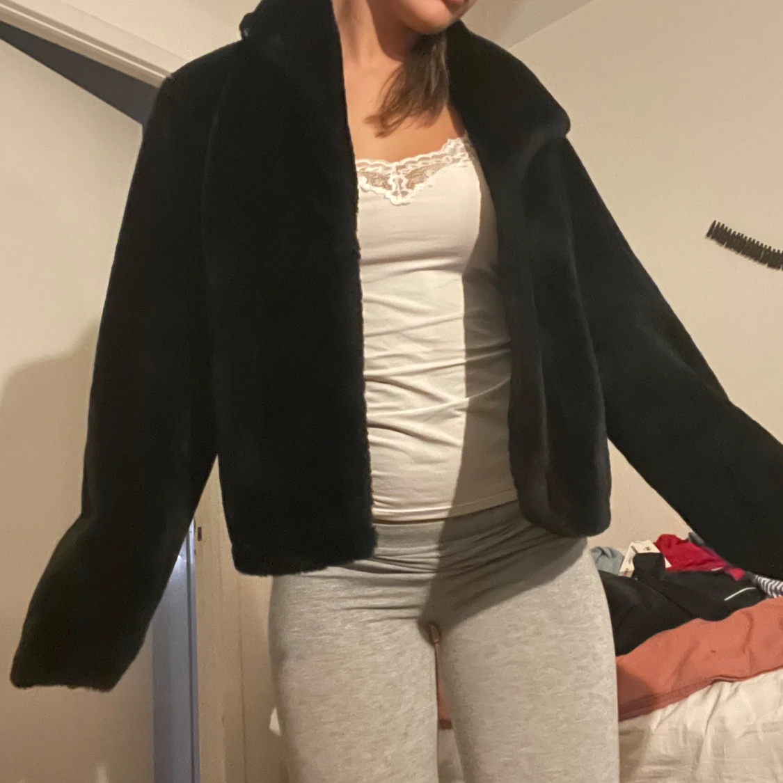 Svart pälsjacka med krage
