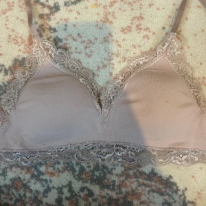 ljusrosa bh med spets - superfin ljusrosa bh med spets från lindex! utan bygel och storlek 70 A❤️