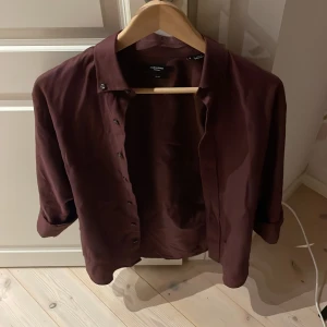 Skjorta Jack&Jones S - En röd Jack&Jones skjorta i storlek S den är i mycket bra skick nästan nyskick inga konstigheter med den.