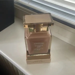 Tom Ford Vanilla Sex EdP 100ml - Tom Ford Vanilla Sex Eau de Parfum i lyxig, fyrkantig glasflaska med guldiga detaljer och beige etikett. Flaskan rymmer 100 ml och kommer i en stilren beige kartong. Doften är känd för sina varma, sensuella vaniljtoner och exklusiva känsla.