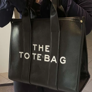 The Tote Bag - The Tote Bag! Stort utrymme inuti för exempelvis dator 🩷(Mina egna bilder)