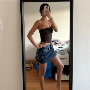 Mörkblå jeanskjol från Soccx - Säljer en snygg mörkblå jeanskjol från Soccx med coola slitningar och kontrastsömmar. 