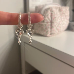 hängande hjärtörhängen - säljer ett par söta örhängen från bow19 pink kollektionen