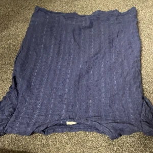 Blå ribbad topp från YFK - Säljer en blå ribbad topp från YFK i storlek 170/176. Toppen har en enkel och chill design med lätt skrynklig struktur och rund hals. Perfekt för dig som gillar basic plagg med lite textur. Passar till jeans eller shorts för en avslappnad look.