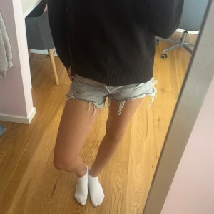 Grå jeansshorts med slitningar  - Snygga grå jeansshorts med fransad kant och slitna detaljer. Modellen är midwaist och har klassiska fickor både fram och bak. Sköna och najs!!💕💕
