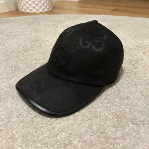 Gucci keps  - Säljer en fin Gucci GG Jumbo keps för ett superbra pris!! Använd men är i bra skick. Priset kan sänkas vid snabb affär! Skriv för mer info och intresse! 