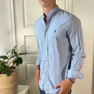Ljusblå Ralph Lauren skjorta - Skön ljus blå ralph Lauren skjorta i storlek M. Materialet är lite tunnare än dom andra jag har inne. Modellen ör 180,75 kg! 👌
