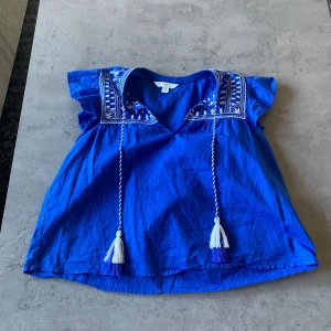 Blå topp H&M - Använd fåtal gånger. Fint skick. 