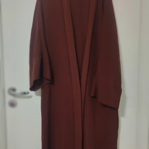 Stiliga Brun långklänning med omlott - Den var tyvärr för lång för mig 🥲. Då säljer istället. Har knappt använt och är väldigt bekväm.  Passar de som är 160cm och längre. 