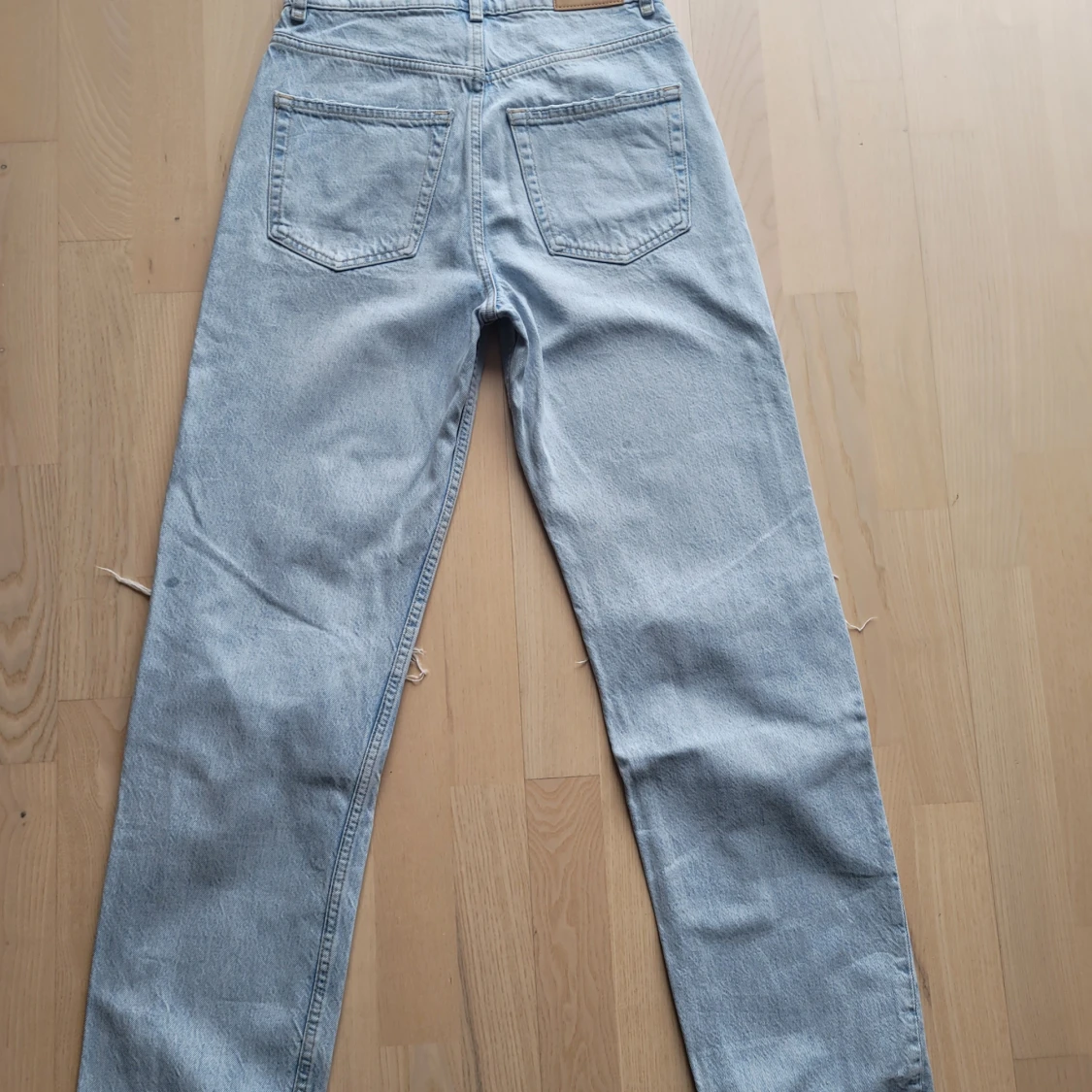 Ljusblå jeans med slitningar från gina tricot - 1