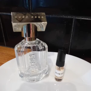 Hugo Boss The scent 3 ml - Säljer 1 splitt av Hugo Boss The sent woman i glasdekadent med sprayfunktion, 3 ml. 35 kr. Finns 1 st. 