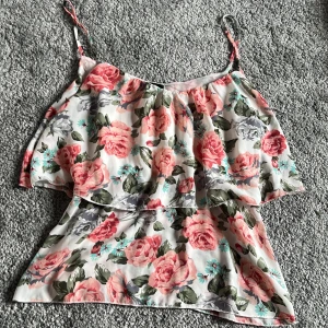 Blommig linnetopp från Bik Bok - Säljer en söt blommig linnetopp från Bik Bok i storlek xs!