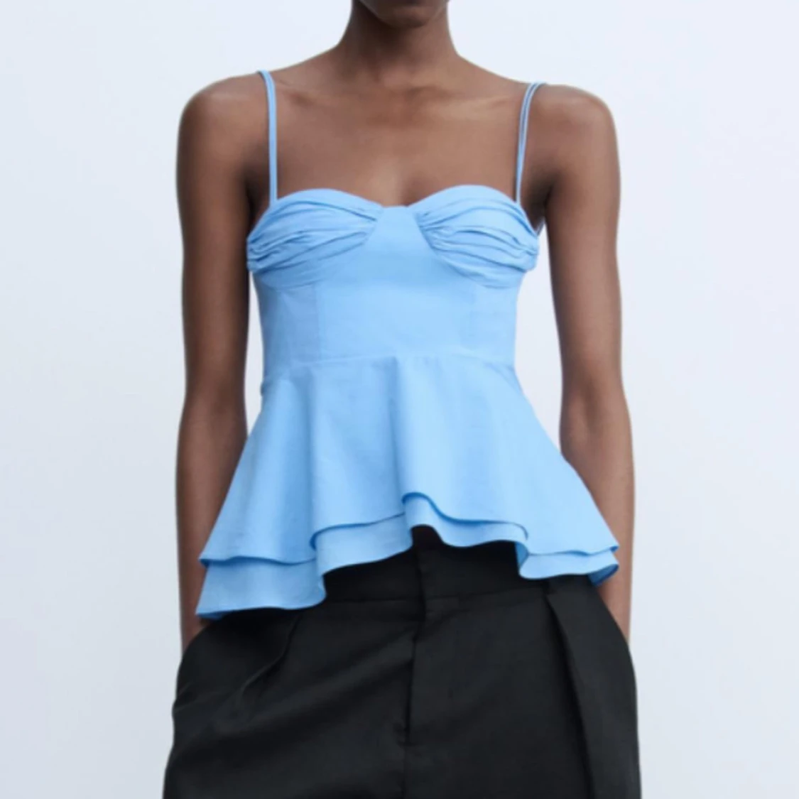 Ljusblå volangtopp med smala axelband från zara